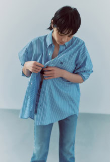ブルーシャツ¥19,580（パロットキャンバス フォー アダム エ ロペ／アダム エ ロペ）、ブラトップ¥8,500（トゥ）、デニムパンツ¥51,700（マディソンブルー／マディソンブルー トーキョー）