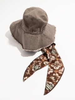 【05. KIJIMA TAKAYUKI × TRESSE／キジマ タカユキ×トレス】ハット 各￥19,800（キジマ タカユキ×トレス／トレス オンライン）