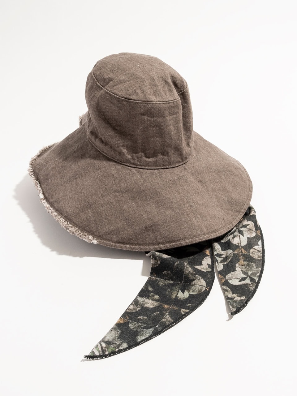 【05. KIJIMA TAKAYUKI × TRESSE／キジマ タカユキ×トレス】スカーフは取り外しも可能。