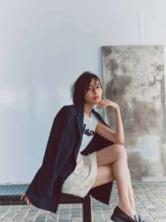 ジャケット¥173,800、Tシャツ¥61,600、スカート¥121,000（全てマディソンブルー）、ローファー¥19,800（APOM／ピモンテ）