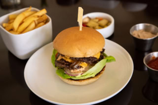 韓牛のハンバーガーセット　43,000ウォン（日本円で約4,730円）。お肉がこっちも美味しいんですって！
