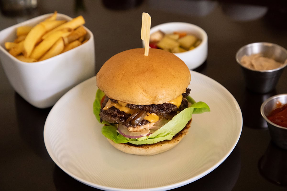 韓牛のハンバーガーセット　43,000ウォン（日本円で約4,730円）。お肉がこっちも美味しいんですって！
