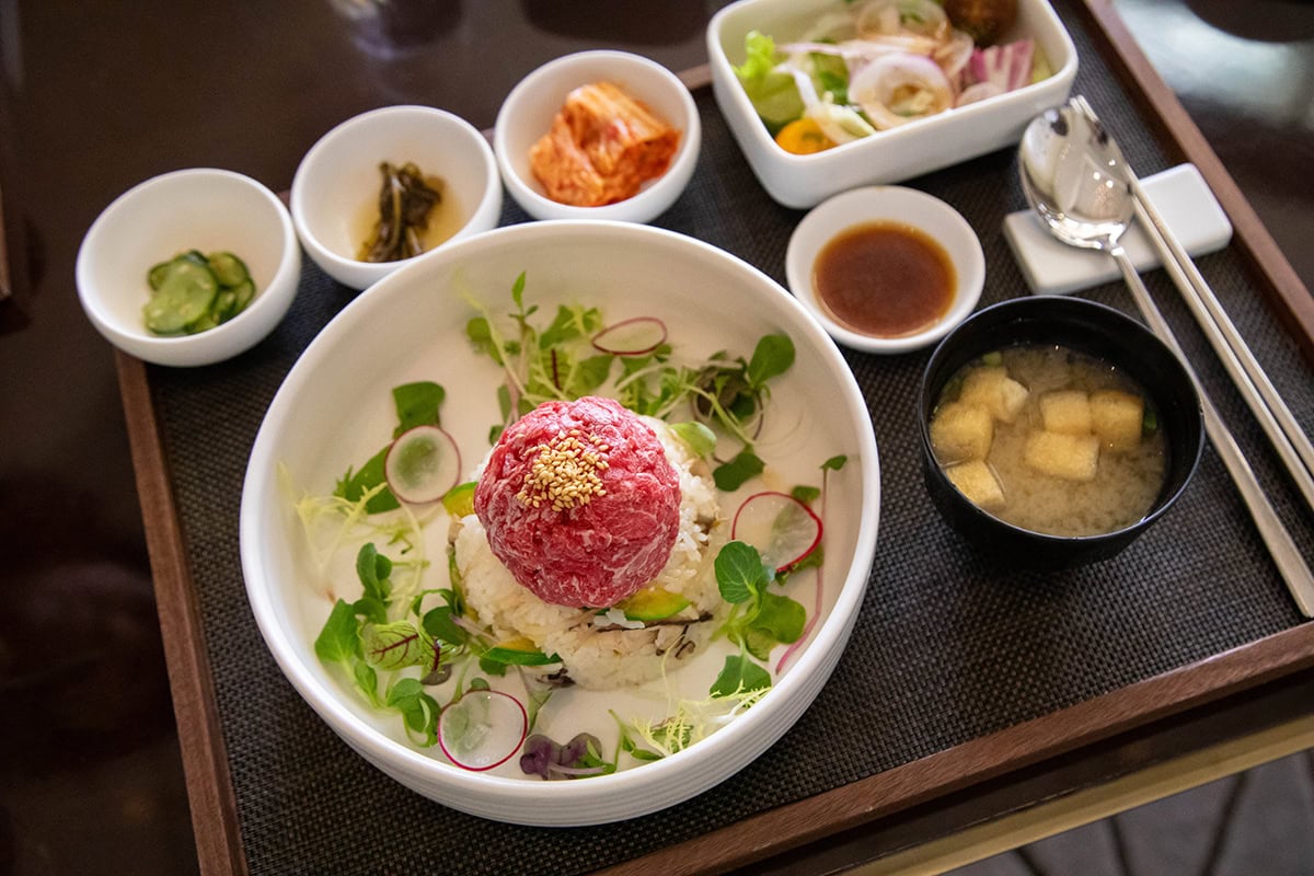 じゃじゃーん！ こちらが韓牛のユッケビビンバ定食　44,000ウォン（日本円で約4,840円）※ランチ価格