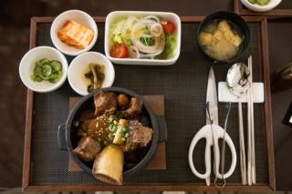 韓牛のカルビ煮定食　47,000ウォン（日本円で約5,170円）。でっかいお肉もしいたけもゴロゴロ！