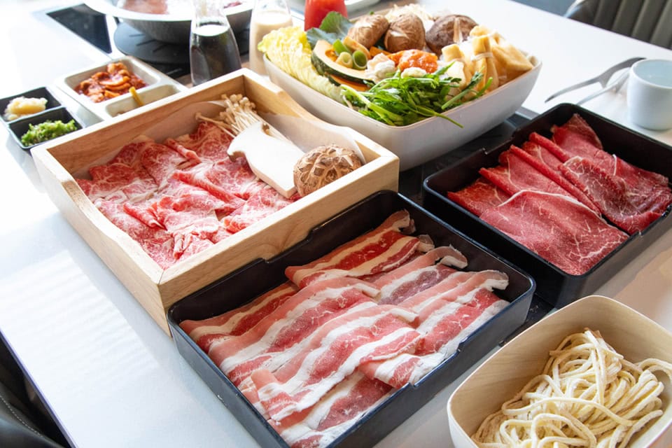 1日目　18：00■ 夜ごはんはさっぱり【オルムチェ】のしゃぶしゃぶを。お肉とスープの組み合わせを決めて注文すれば野菜もたっぷりついてくるスタイル。今回は3名で伺ったので、「ピリ辛だし」は共通で、韓牛肩ロース41,000ウォン、韓国牛サーロイン87,000ウォン、サムギョプ牛胸肉36,000ウォンのお肉のしゃぶしゃぶセットを頼んで、いろんなお肉を楽しむことにしました。