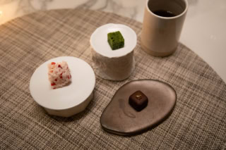 最後にお茶菓子までついてくるのね。このチョコが美味しいのね。