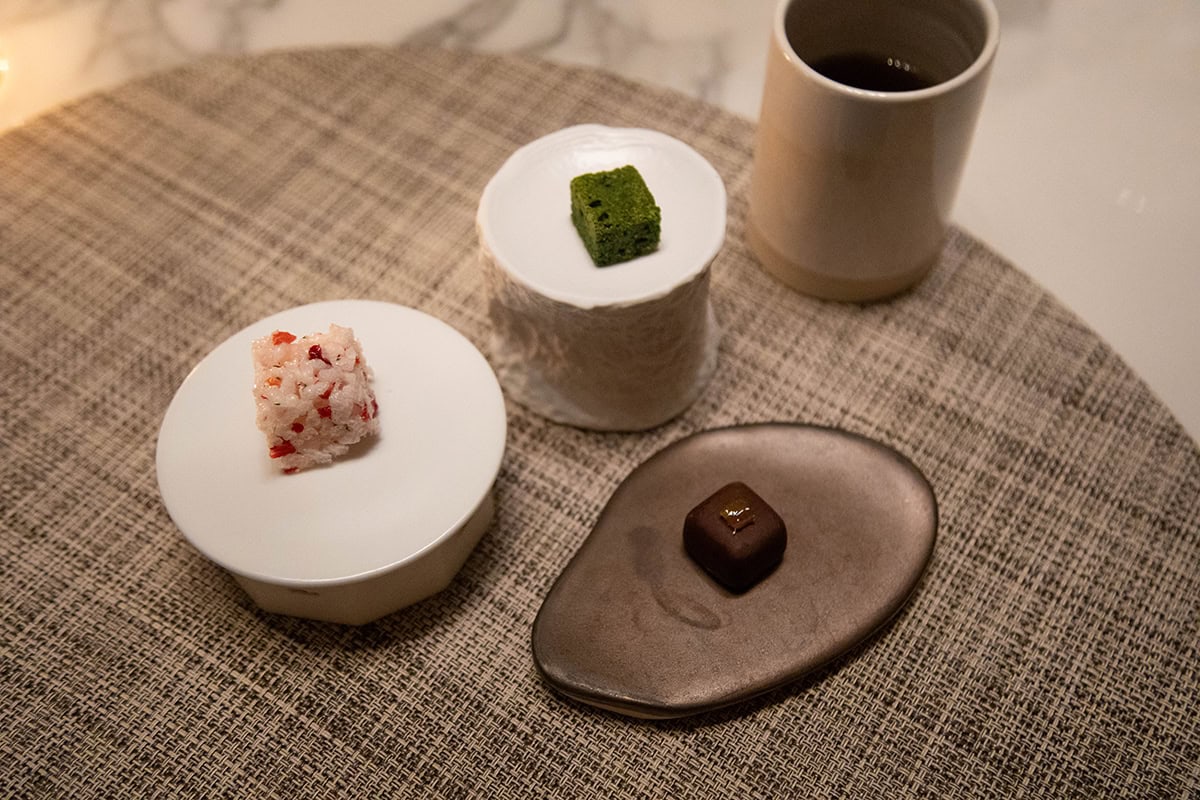最後にお茶菓子までついてくるのね。このチョコが美味しいのね。