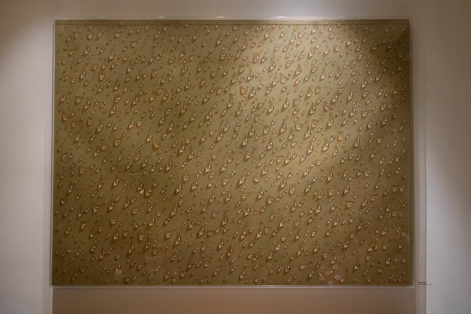 触れそうなほど精密な水滴を描くアーティストとして有名なキム・チャンヨルの「WATER DROPS」も。