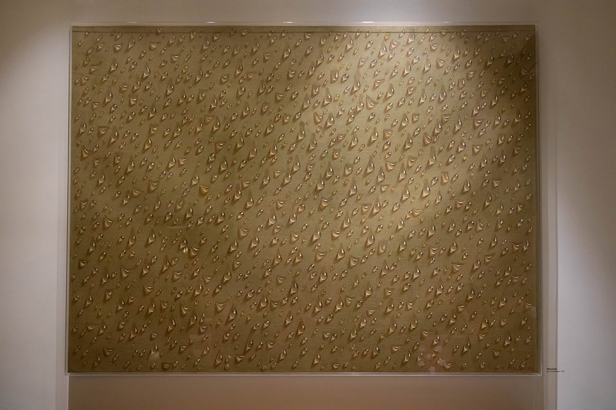 触れそうなほど精密な水滴を描くアーティストとして有名なキム・チャンヨルの「WATER DROPS」も。