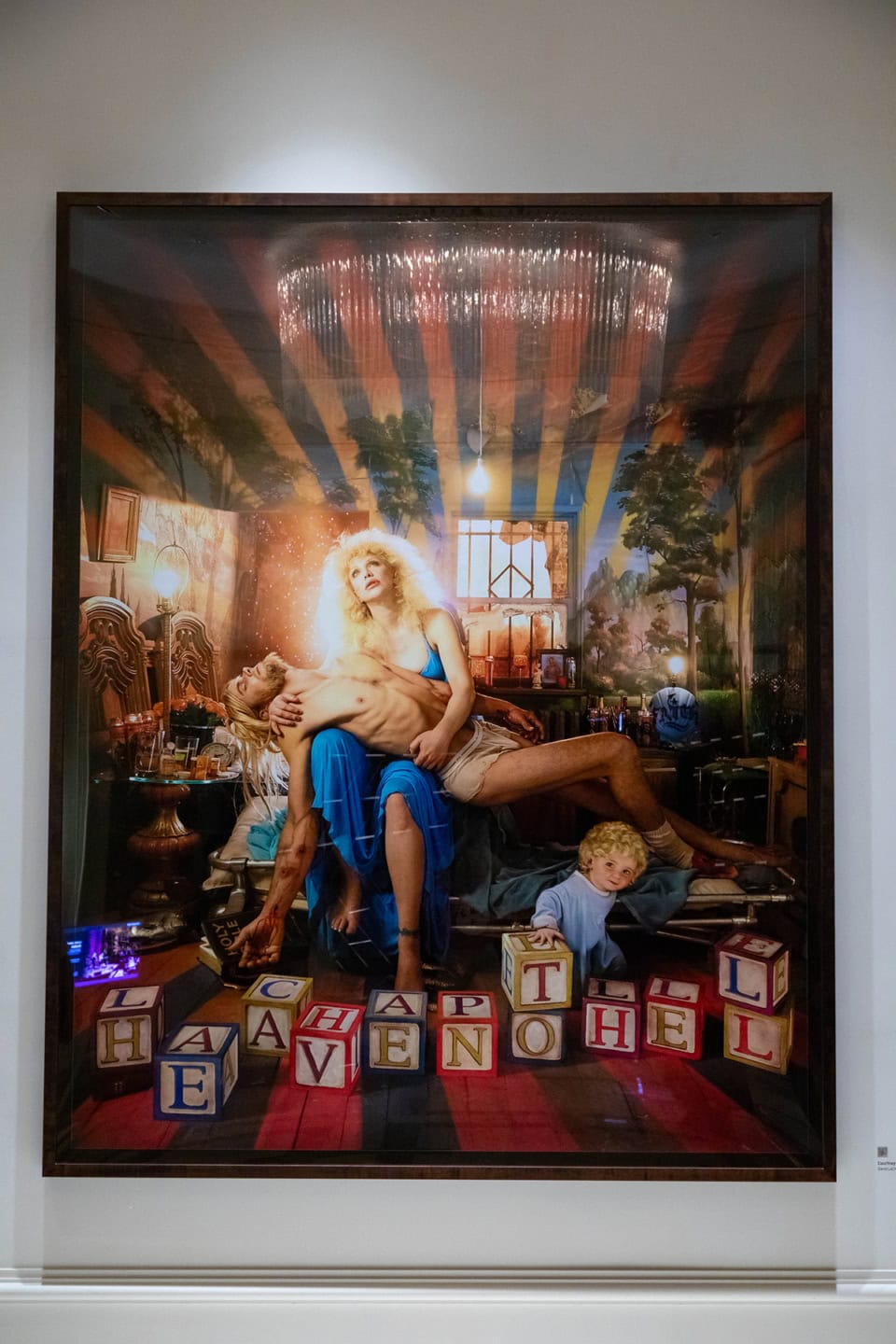 デビッド・ラシャペルの「Courtney Love: Pieta」は絵画にお詳しい方ならお気づきの通り、ミケランジェロの作品〈Pieta〉をモチーフにした作品。コートニー・ラブが抱きしめているのは死別した夫カート・コバーンに扮した俳優さんで、これ、写真なんです！