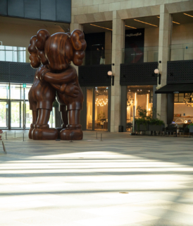 アートパラディソからも近い「プラザ」には、6メートルにわたる木を使用したKAWS（カウズ）の「TOGETHER」が。