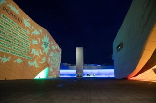 左は金・土・日しか営業しないクラブ「CHROMA（クロマ）」、奥は「CIMER（シメール）」、右は遊園地の「WONDERBOX（ワンダーボックス）。それぞれのライトアップが美しい！ クロマの壁面には、夏に開催されるフェスの告知が映し出されています。