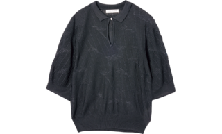 ゆったりシルエットがメンズライク。ポロニット¥25,300（ザ シンゾーン／シンゾーン 表参道本店）