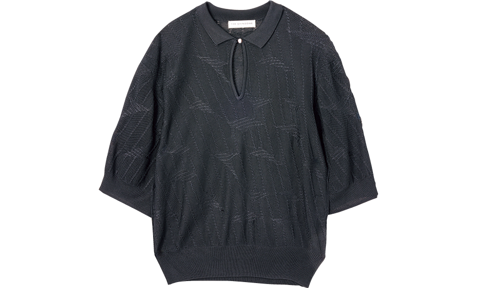 ゆったりシルエットがメンズライク。ポロニット¥25,300（ザ シンゾーン／シンゾーン 表参道本店）