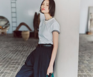 Tシャツ各¥7,480、パンツ¥20,900、ベルト¥15,180（全てザ シンゾーン／シンゾーン 表参道本店）、バッグ¥4,950（ル タロン／ル タロン 有楽町マルイ店）、ネックレス¥13,200（Pearl for Life／ロードス）、スニーカー¥6,590（ザラ／ザラ カスタマーサービス）