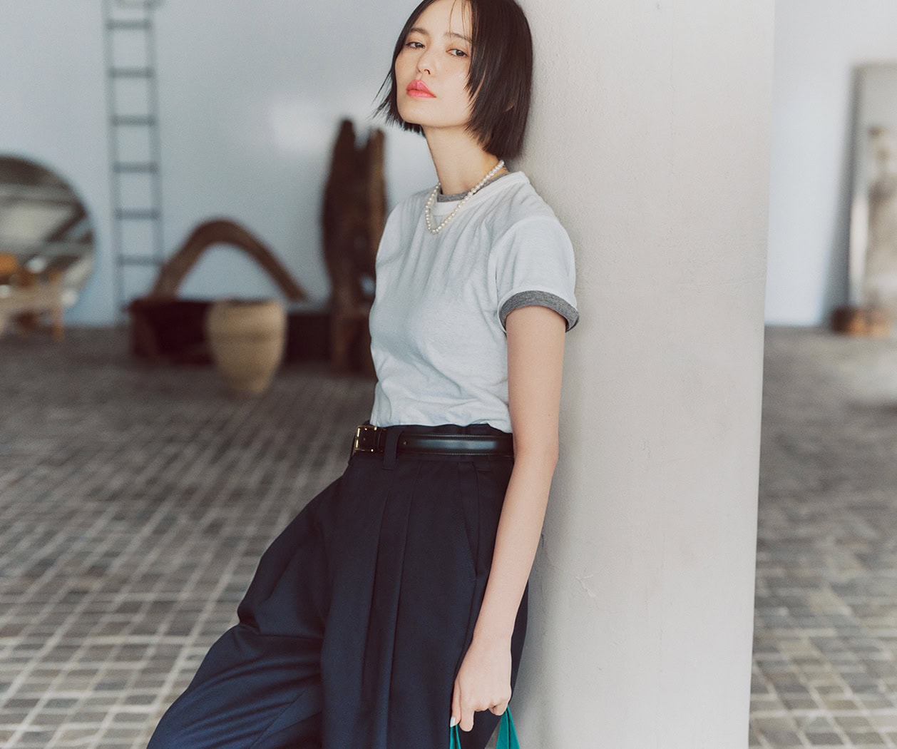 Tシャツ各¥7,480、パンツ¥20,900、ベルト¥15,180（全てザ シンゾーン／シンゾーン 表参道本店）、バッグ¥4,950（ル タロン／ル タロン 有楽町マルイ店）、ネックレス¥13,200（Pearl for Life／ロードス）、スニーカー¥6,590（ザラ／ザラ カスタマーサービス）
