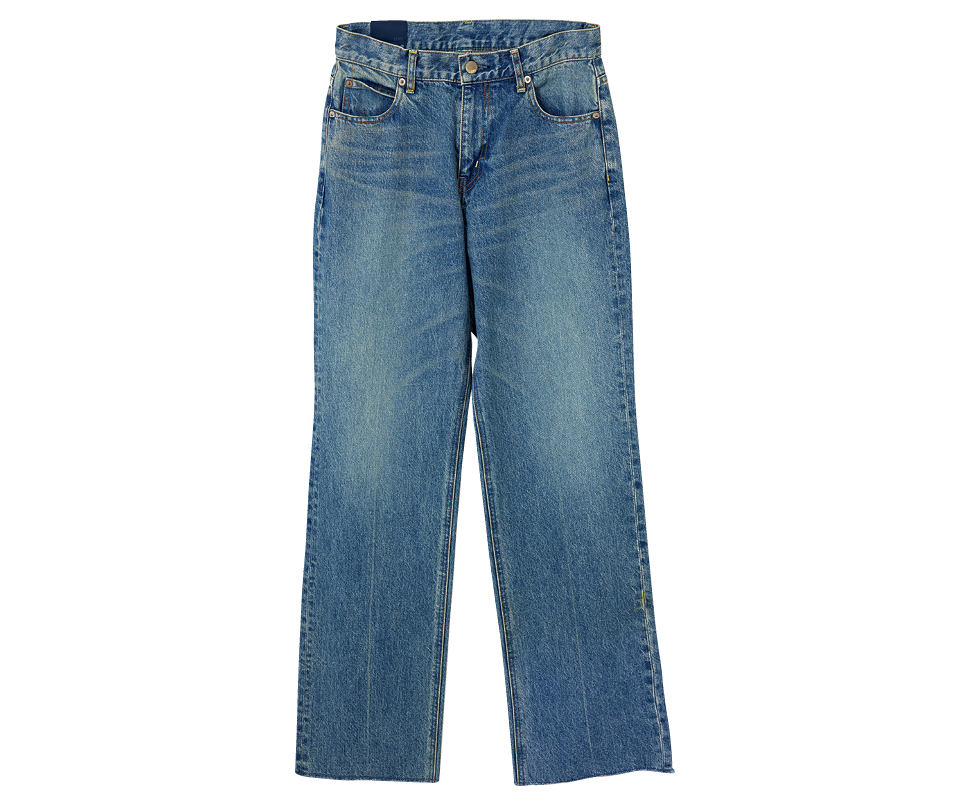 絶妙なヴィンテージ加工や裾のカットオフデザインなど、こなれ感たっぷりな1本。¥28,600（サージ／ショールーム セッション）