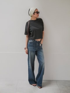 Tシャツ¥14,300（ロンハーマン）、デニムパンツ¥44,000（アー・ペー・セー／アー・ペー・セー カスタマーサービス）、スカーフ¥22,000（ブレック／エディション 表参道ヒルズ店）、メガネ¥48,400（サバージュ／プライベート アイズ アンド トラッカーズ）、ブレスレット¥28,600、鍵モチーフのチャーム¥14,300（共にCXC／アマン）、サンダル¥24,200（モリーニ）、バッグ¥19,800（ブリー レオン／共にジャック・オブ・オール・トレーズ プレスルーム）