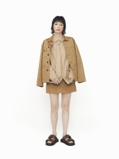 サンダル〈プールピロー ミュール〉［ヒール2.5㎝］¥213,400、ピアス¥99,000（共にルイ・ヴィトン／ルイ・ヴィトン クライアントサービス）、ジャケット¥39,600、スカート¥24,200（共にネイル／エストネーション）、タイ付きシャツ¥38,500（アストラット／アストラット 新宿店）