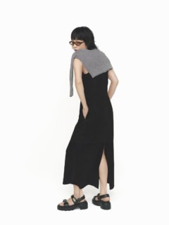 サンダル〈ディオールアクト〉［ヒール5.5㎝］¥172,000、サングラス¥64,000、ピアス¥76,000（全てディオール／クリスチャン ディオール）、レザードレス¥419,000（トーテム／トーテム クライアントサービス）、肩に掛けたカーディガン¥33,000（サードマガジン）