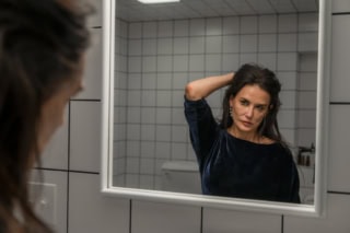 50歳を超えたかつての人気スター、エリザベス（デミ・ムーア）
