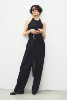 リング：〈キャトル クラシック〉左手人さし指［YG×PG×WG×ブラウンPVD×DIA］¥1,201,200、左手中指［YG×PG×WG×ブラウンPVD×DIA］¥836,000、右手中指［YG×PG×WG×ブラウンPVD×DIA］¥676,500、ピアス：〈キャトル クラシック〉［YG×PG×ブラウンPVD］¥429,000、ブレスレット：〈キャトル クラシック〉［YG×PG× WG×ブラウンPVD×DIA］¥1,161,600※全て予定価格（全てブシュロン／ブシュロン クライアントサービス）、トップス¥19,800、パンツ¥26,400（共にプランクプロジェクト／プランクプロジェクト 青山店）、メガネ¥60,500（トム フォード アイウエア／トム フォード アイウエア カスタマーサービス）、シューズ¥159,500（クリスチャン ルブタン／クリスチャン ルブタン ジャパン）