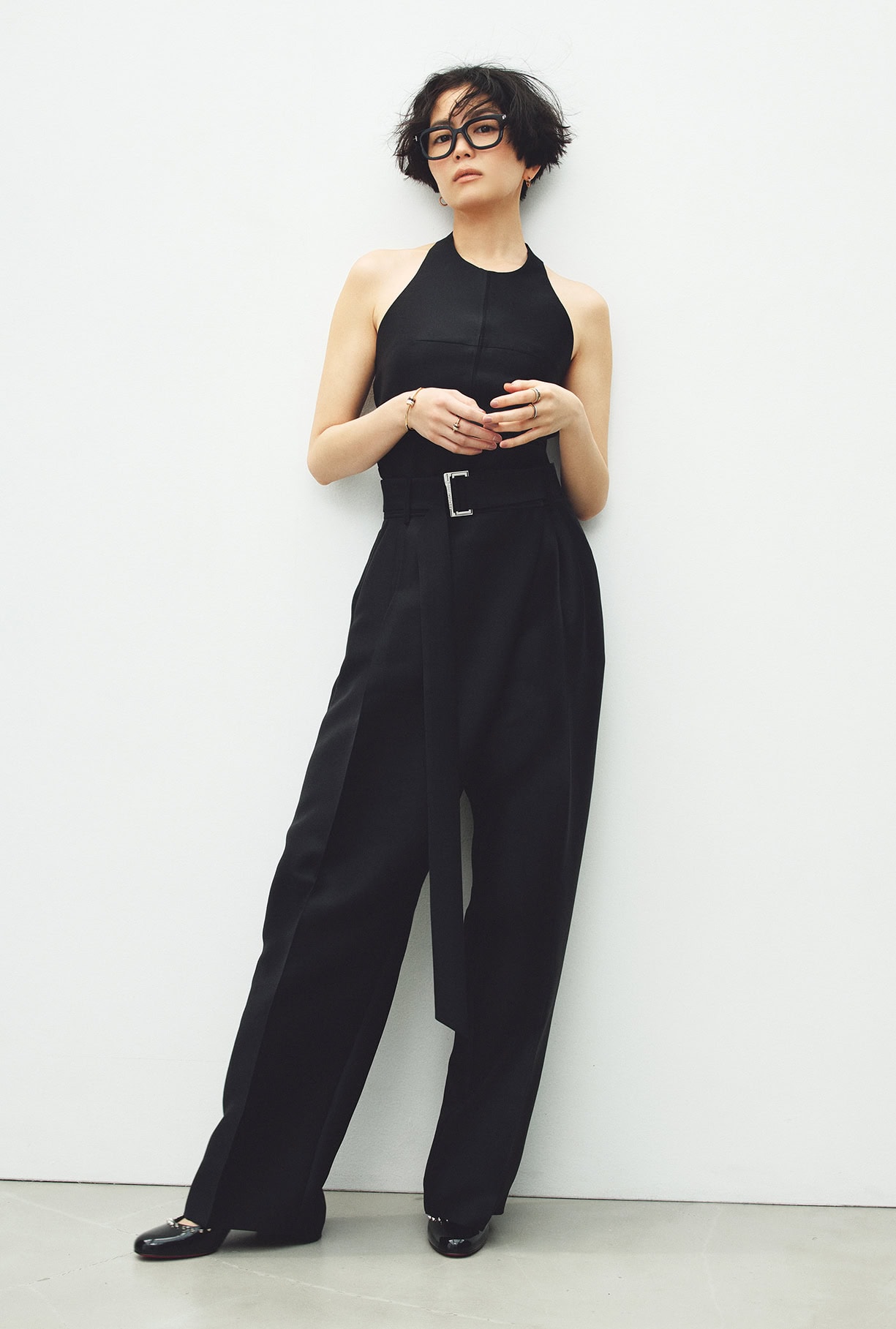 リング：〈キャトル クラシック〉左手人さし指［YG×PG×WG×ブラウンPVD×DIA］¥1,201,200、左手中指［YG×PG×WG×ブラウンPVD×DIA］¥836,000、右手中指［YG×PG×WG×ブラウンPVD×DIA］¥676,500、ピアス：〈キャトル クラシック〉［YG×PG×ブラウンPVD］¥429,000、ブレスレット：〈キャトル クラシック〉［YG×PG× WG×ブラウンPVD×DIA］¥1,161,600※全て予定価格（全てブシュロン／ブシュロン クライアントサービス）、トップス¥19,800、パンツ¥26,400（共にプランクプロジェクト／プランクプロジェクト 青山店）、メガネ¥60,500（トム フォード アイウエア／トム フォード アイウエア カスタマーサービス）、シューズ¥159,500（クリスチャン ルブタン／クリスチャン ルブタン ジャパン）