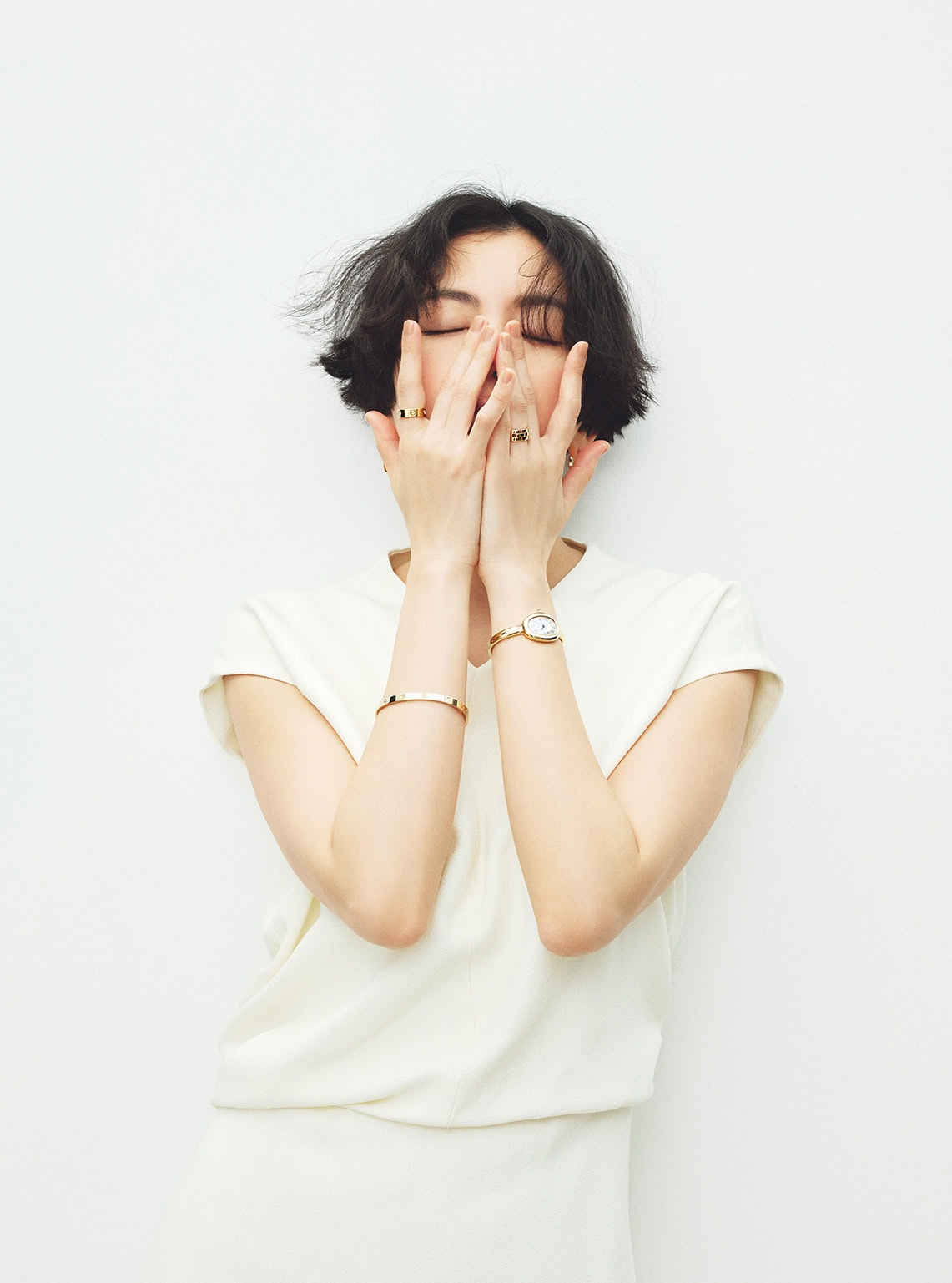 時計：〈ベニュワール〉［YG×クォーツムーブメント］¥3,088,800、リング：〈LOVE〉右手［YG×DIA］¥666,000、〈マイヨン パンテール〉左手［YG］¥478,500、イヤリング：〈LOVE〉［YG］¥814,000、ブレスレット：〈LOVE〉［YG］¥968,000（全てカルティエ／カルティエ カスタマー サービスセンター）、ドレス¥132,000（トゥモローランド ビー／トゥモローランド 渋谷本店）
