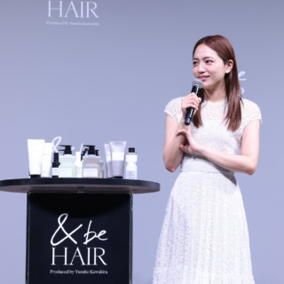 アンドビーヘア（&be HAIR）のブランドミューズ就任発表会に登壇した川口春奈さん。