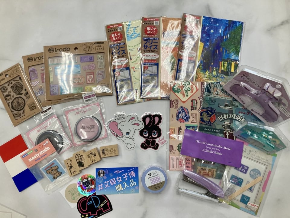 文具女子博トーキョーで購入した製品や各ブースでいただいたノベルティ