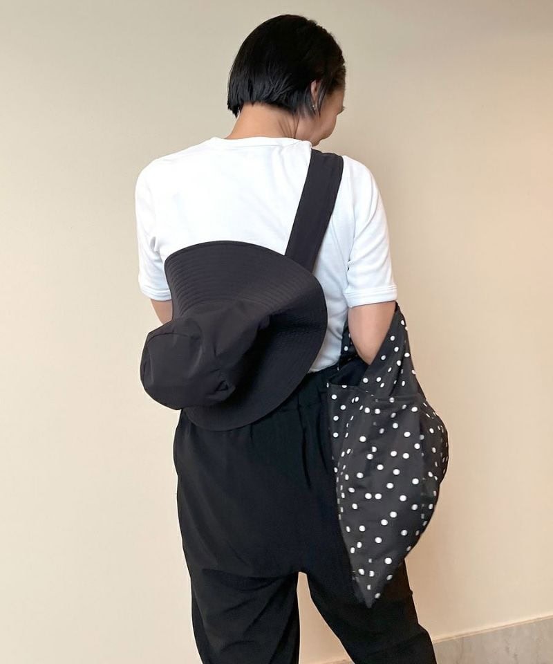 【01. COUDRE／クードル】使わないときはクロスボディにして手ぶらで持ち歩けるようになっているのも便利。