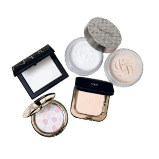 右から：ルース パウダー 00 translusent、07 nude matte snow 各20g 各￥6,050（共にコスメデコルテ）、プードルコンパクトエサンシエルｎ 5g ￥12,100（クレ・ド・ポー ボーテ）、NARS ライトリフレクティングセッティングパウダー プレスト N 5894 CRYSTAL 1 0 g ¥ 6,160（NARS JAPAN）、ラ プードル オートニュアンス Ⅷ 8.8g ￥11,000（エレガンス コスメティックス）