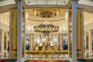 どひゃー！ カジノスペースの中央には、彫刻インスタ―レーション作品『Gold Carousel』が展示されています。きらびやかですな～！