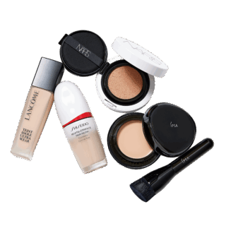 右から：ファウンデイション アルティメイトe SPF25･PA++ 全６色 16g ￥10,450、ブラシ￥2,750（共にイプサ）、NARS ライトリフレクティング セラムクッションファンデーション SPF42･PA++ 全８色 ※写真は神崎さん愛用色03789 SEOUL 11g レフィル￥5,940、ケース￥2,640（NARS JAPAN）、エッセンス スキングロウ ファンデーション SPF30･PA+++ 全12色 30mL ￥7,590（SHISEIDO ）、LANCÔMEタンイドル ウルトラ ウェア リキッド Ｎ SPF48･PA++ 全14色 ※写真は神崎さん愛用色P-00 30mL ￥7,920（ランコム）