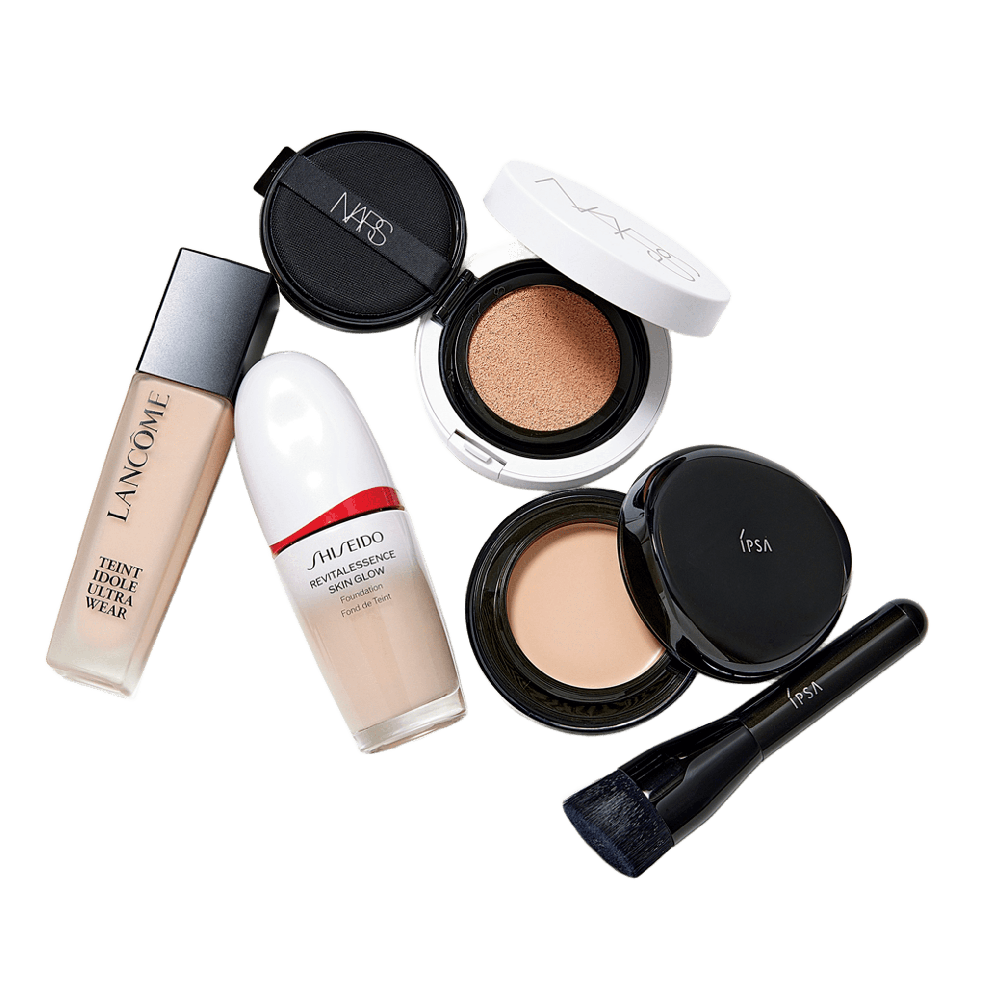 右から：ファウンデイション アルティメイトe SPF25･PA++ 全６色 16g ￥10,450、ブラシ￥2,750（共にイプサ）、NARS ライトリフレクティング セラムクッションファンデーション SPF42･PA++ 全８色 ※写真は神崎さん愛用色03789 SEOUL 11g レフィル￥5,940、ケース￥2,640（NARS JAPAN）、エッセンス スキングロウ ファンデーション SPF30･PA+++ 全12色 30mL ￥7,590（SHISEIDO ）、LANCÔMEタンイドル ウルトラ ウェア リキッド Ｎ SPF48･PA++ 全14色 ※写真は神崎さん愛用色P-00 30mL ￥7,920（ランコム）