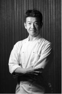 米澤文雄さん 1980年東京都出身。No Code代表シェフプラス。NYミシュラン創刊以来12年連続で三ツ星を獲得した「Jean-Georges」にて、日本人初のスーシェフとなる。帰国後、有名店でエグゼクティブ・シェフなどを経て、2014年「Jean-Georges Tokyo」オープン時より、シェフ・ド・キュイジーヌに。2018年南青山に自身のプロデュースでサステナブル・グリルレストラン「The Burn」をオープン。2025年秋以降、「No Code」をサウジアラビア、台湾へと展開予定。