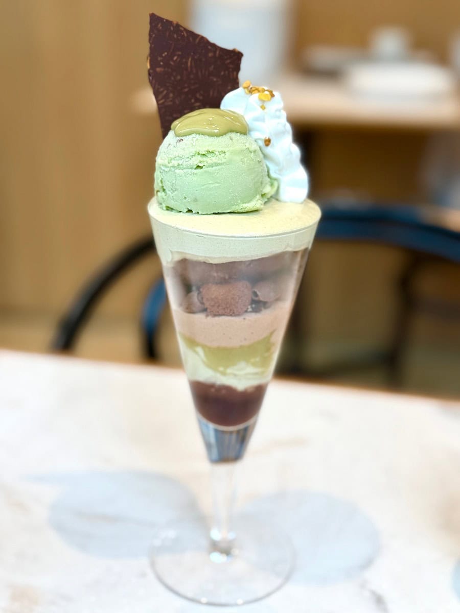 【ゴディバの夏限定パフェ】香ばしいピスタチオがアクセントになった「ドバイチョコレート パフェ」を試食レポ