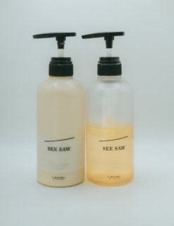 Lebel SEE/SAW ヘア&スキャルプシャンプーB 500mL ￥5,390、同トリートメントB 500mL ￥6,600 ※商品リニューアル済みのため旧パッケージ