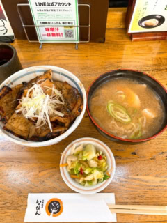 豚丼ごはん少なめ ￥1,050、豚汁 ￥350