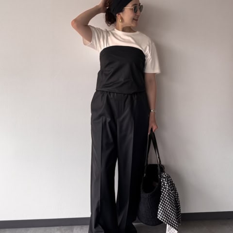 【40代スナップ】清潔感があって上品！ツヤのある上質な白Tでサロペットをドレスアップ｜河野なみこさん