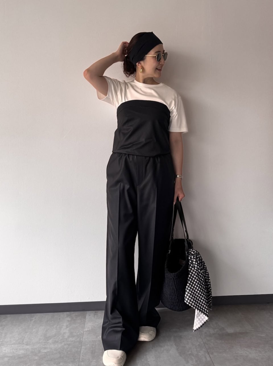 【40代スナップ】清潔感があって上品！ツヤのある上質な白Tでサロペットをドレスアップ｜河野なみこさん
