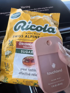 車につねに置いてあるのが、アメとハンドサニタイザー。コーヒーをお供に運転することが多いです。