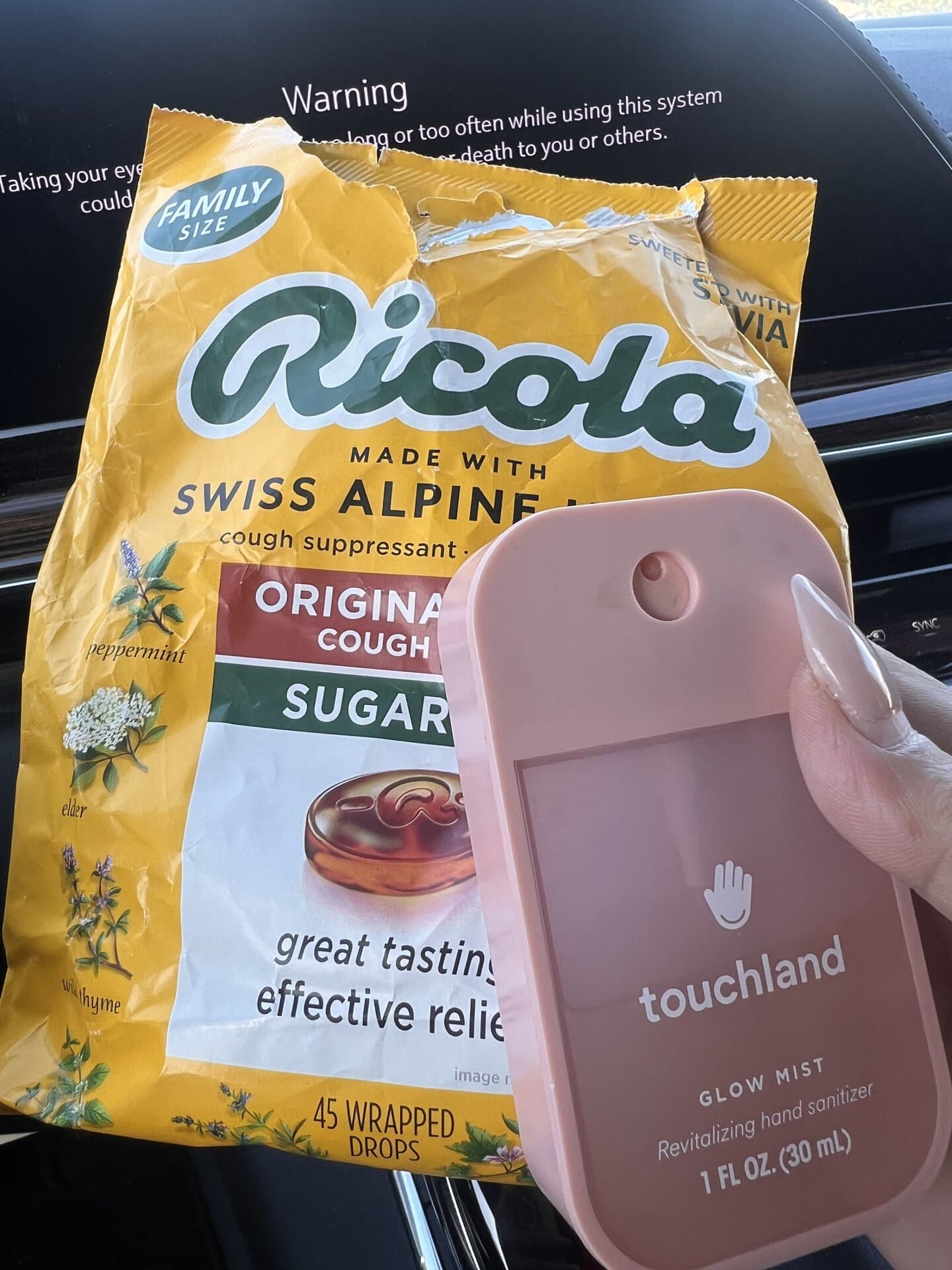車につねに置いてあるのが、アメとハンドサニタイザー。コーヒーをお供に運転することが多いです。