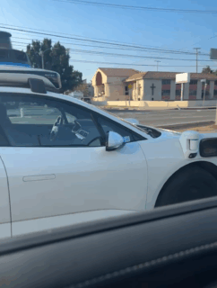 L.A.でよく見かける無人カー。早く乗ってみたいような、怖いような。