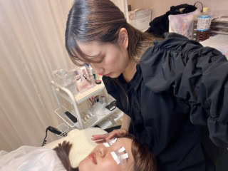 まつ毛の状態を確認しながら巻き上げていきます