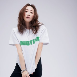 Tシャツ￥36,300（ベター／エストネーション）、バイカーパンツ￥17,600（ウィム ガゼット／ウィム ガゼット 新宿店）、ブレスレット￥375,200、リング￥47,300（共にトムウッド／トムウッド 青山店）