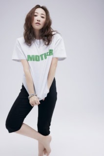 Tシャツ￥36,300（ベター／エストネーション）、バイカーパンツ￥17,600（ウィム ガゼット／ウィム ガゼット 新宿店）、ブレスレット￥375,200、リング￥47,300（共にトムウッド／トムウッド 青山店）