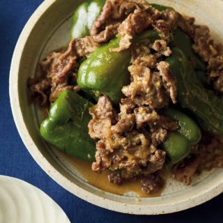 ピーマンを牛肉と一緒に煮込むだけ。『牛肉と丸ごとピーマンのみそ煮』調理研究家大庭英子さんのレシピ
