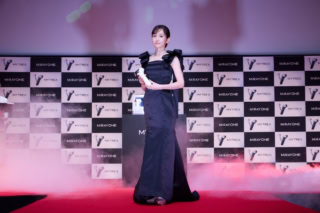 当日の前田敦子さんは、ブラックのドレスに身を纏い登場。