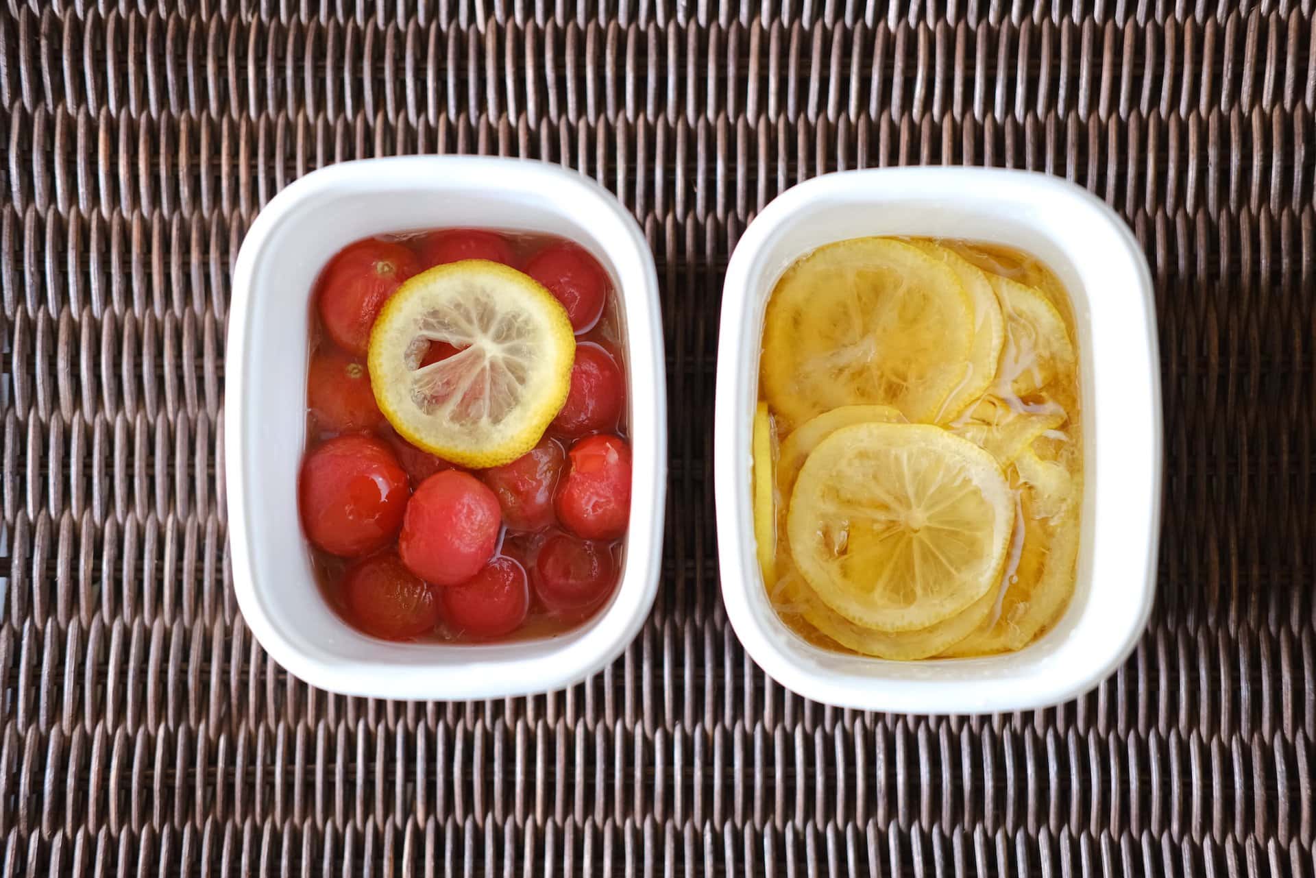 【はちみつ】が甘いのは糖度が高いから。ミツバチは冬の花の少ない寒い時期に食べる保存食をせっせと作っています。そのおすそ分けを頂いているのが人間というわけです。高い糖の中では細菌が繁殖できないので、【はちみつ】は腐敗しにくい自然の保存食品なのです。酸っぱい甘いは疲れを癒す味わい。夏にぴったりのさっぱりとした酢の物を、はちみつレモンで作りました。